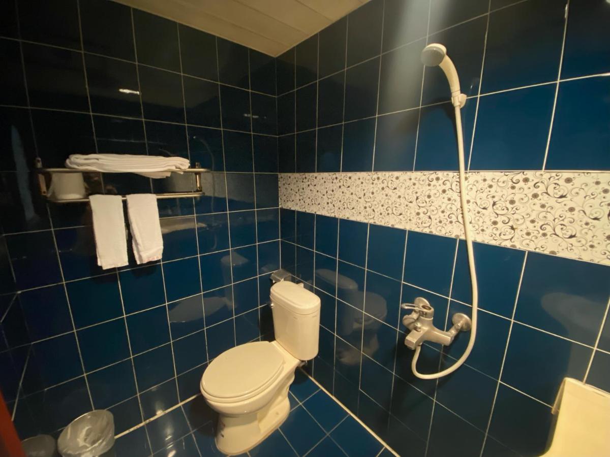 Jiuning Business Hotel Tainan Extérieur photo